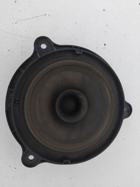 Skaļrunis (-ņi) aizmugurējās durvīs 28156AV700