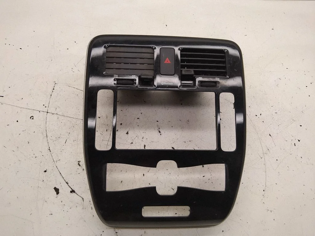 Radio/GPS head unit trim 682603NL0A