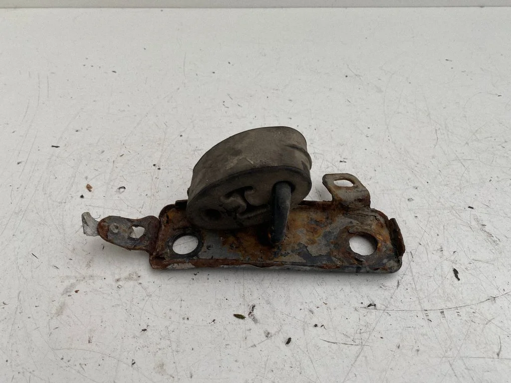 Muffler mount bracket/holder – Volvo S80 (1999-2003)