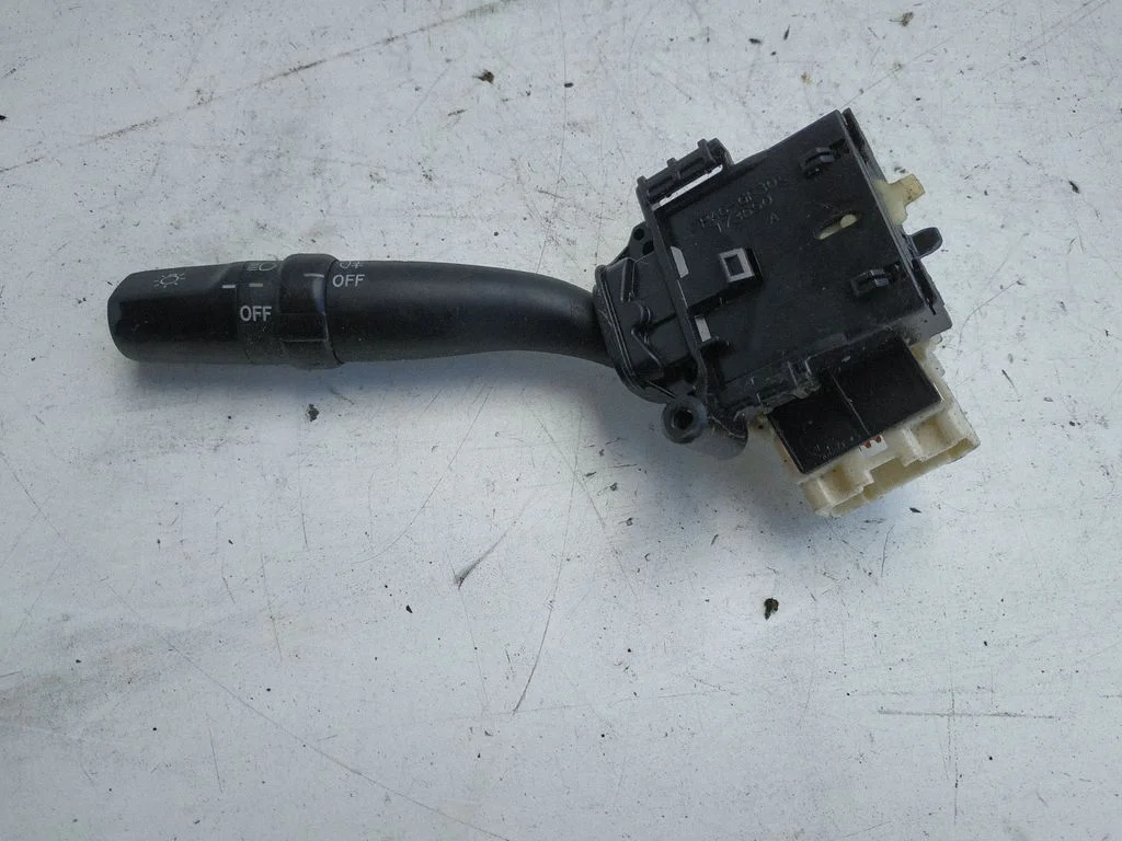 Pagriezienu/gaismu svira – Toyota Avensis T250 (2003-2006)