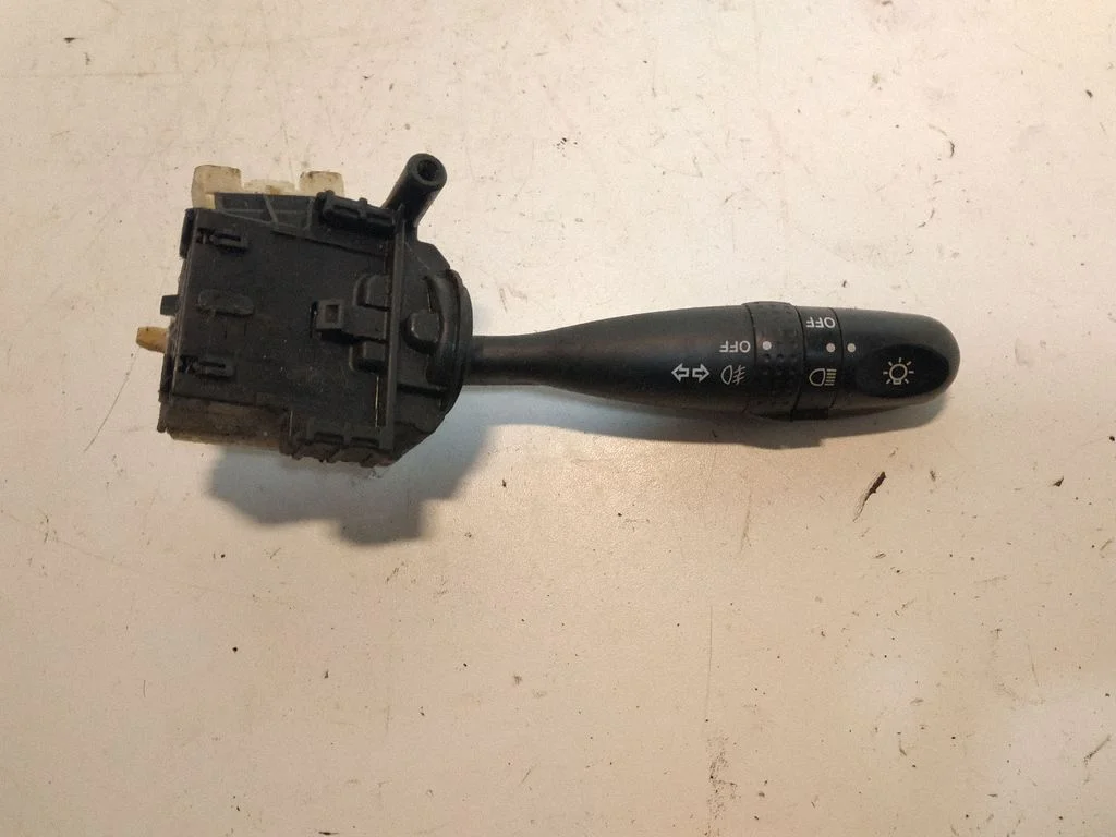 Suunatulede/tulede hoob – Toyota RAV 4 (XA20) (2000-2005)