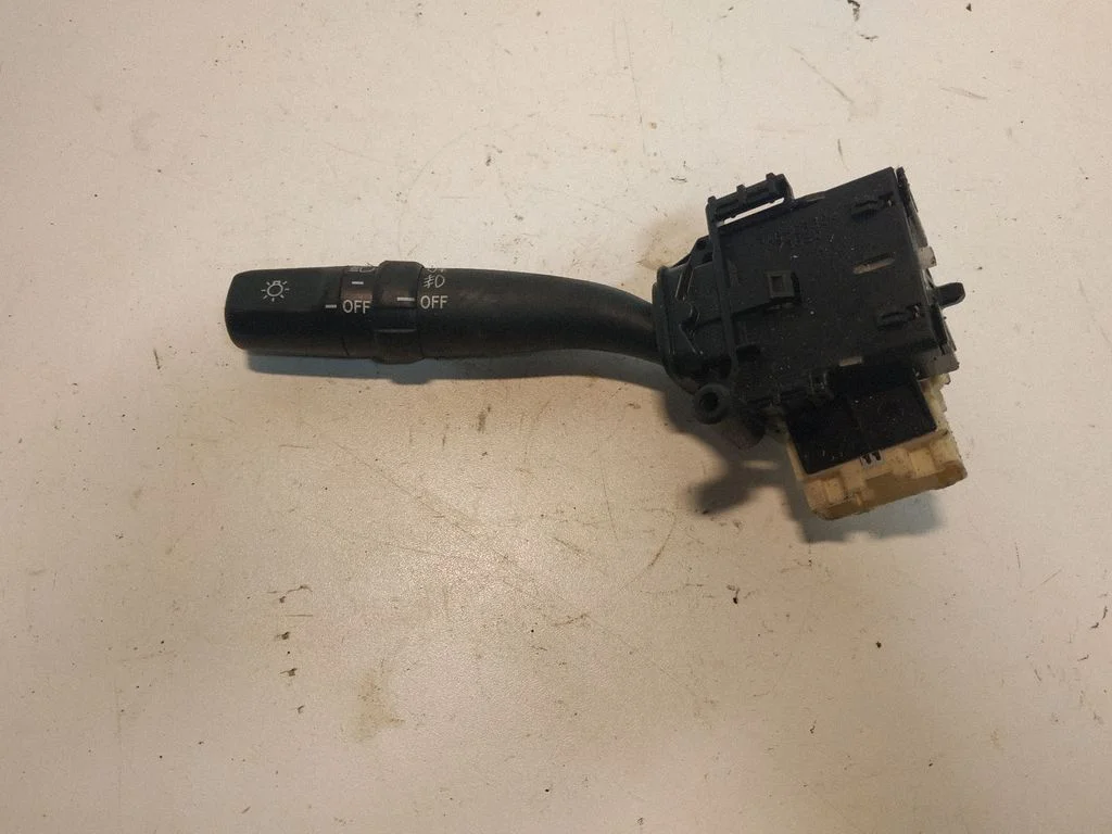 Pagriezienu/gaismu svira – Toyota Avensis T250 (2003-2006)