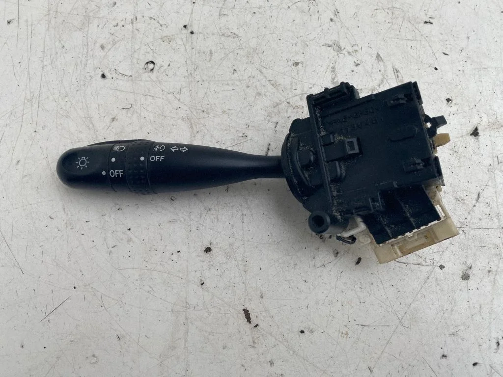 Suunatulede/tulede hoob – Toyota Avensis T250 (2003-2006)