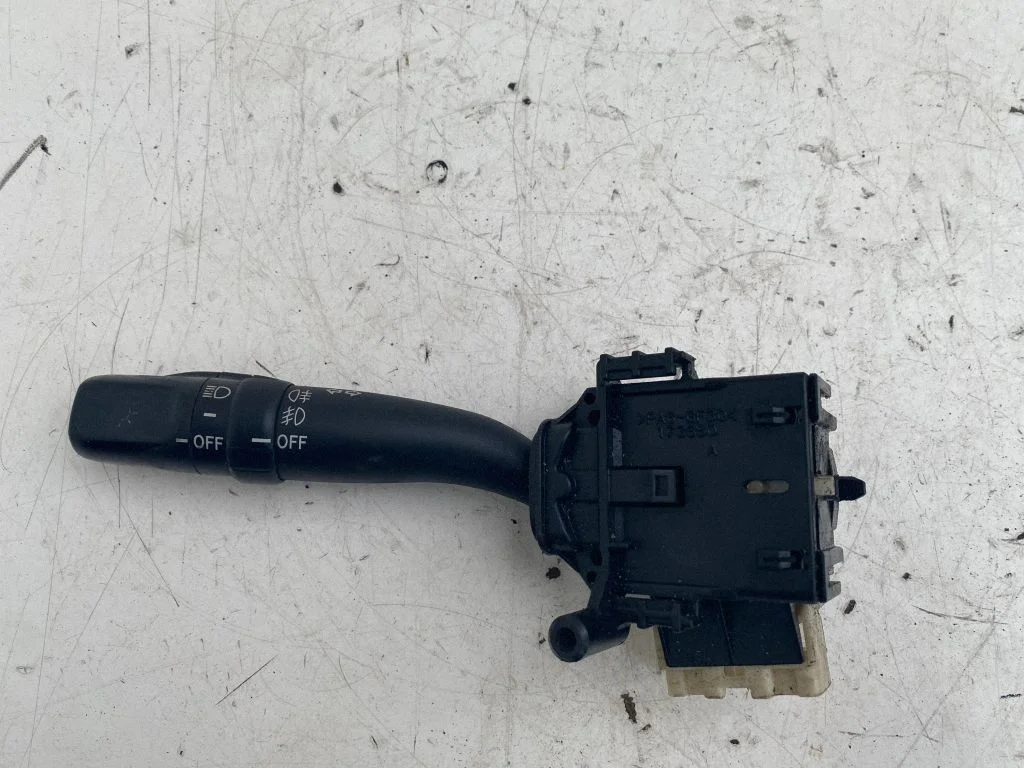 Pagriezienu/gaismu svira – Toyota Avensis T250 (2003-2006)
