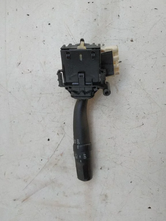 Pagriezienu/gaismu svira – Toyota Avensis T250 (2003-2006)