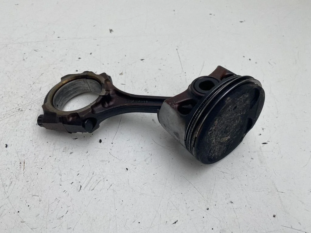 Piston with connecting rod 8430