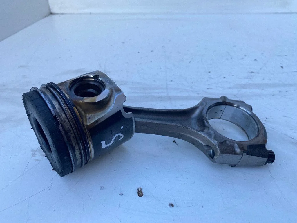 Piston with connecting rod