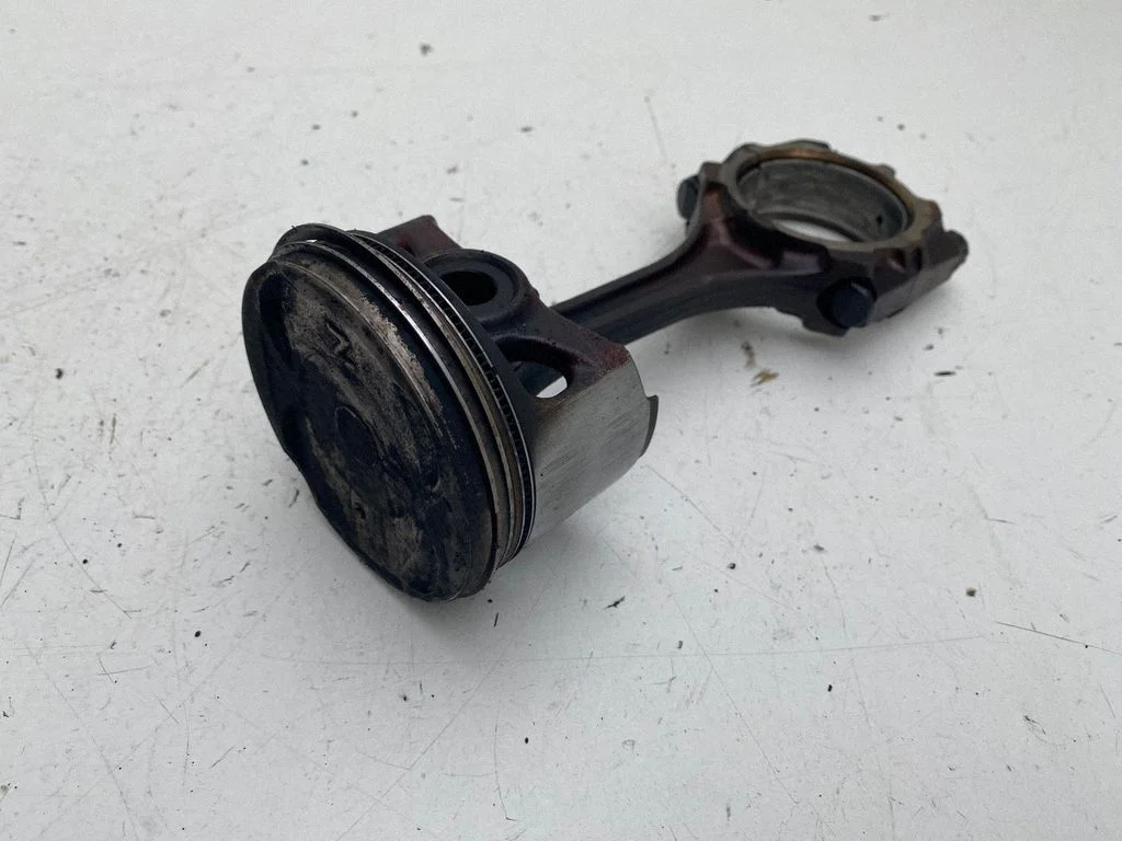 Piston with connecting rod 8430