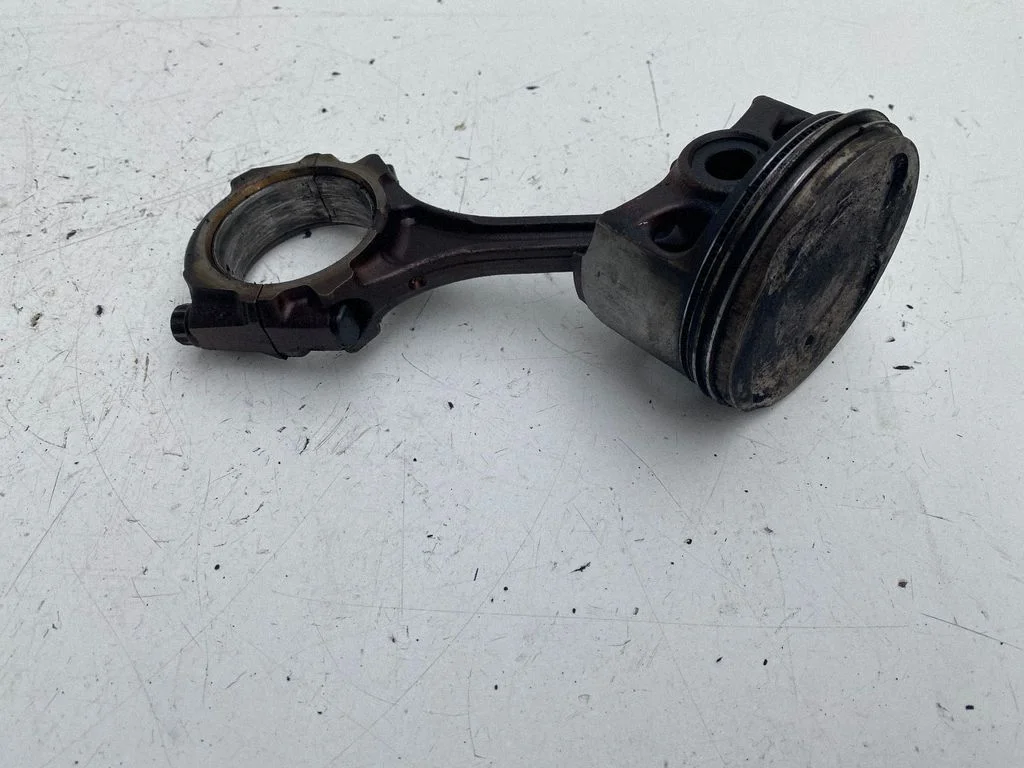 Piston with connecting rod 8430