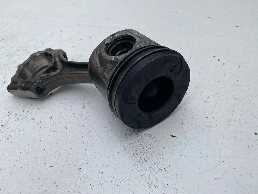 Piston with connecting rod