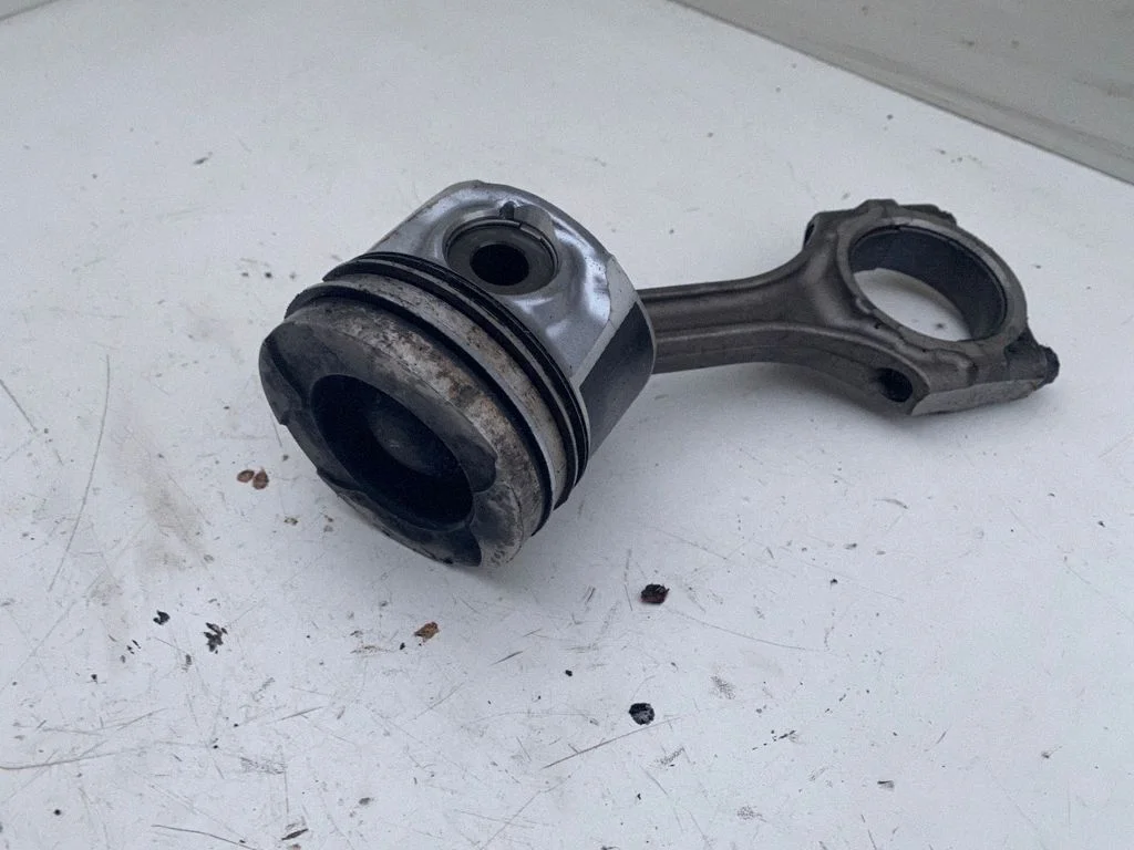 Piston with connecting rod