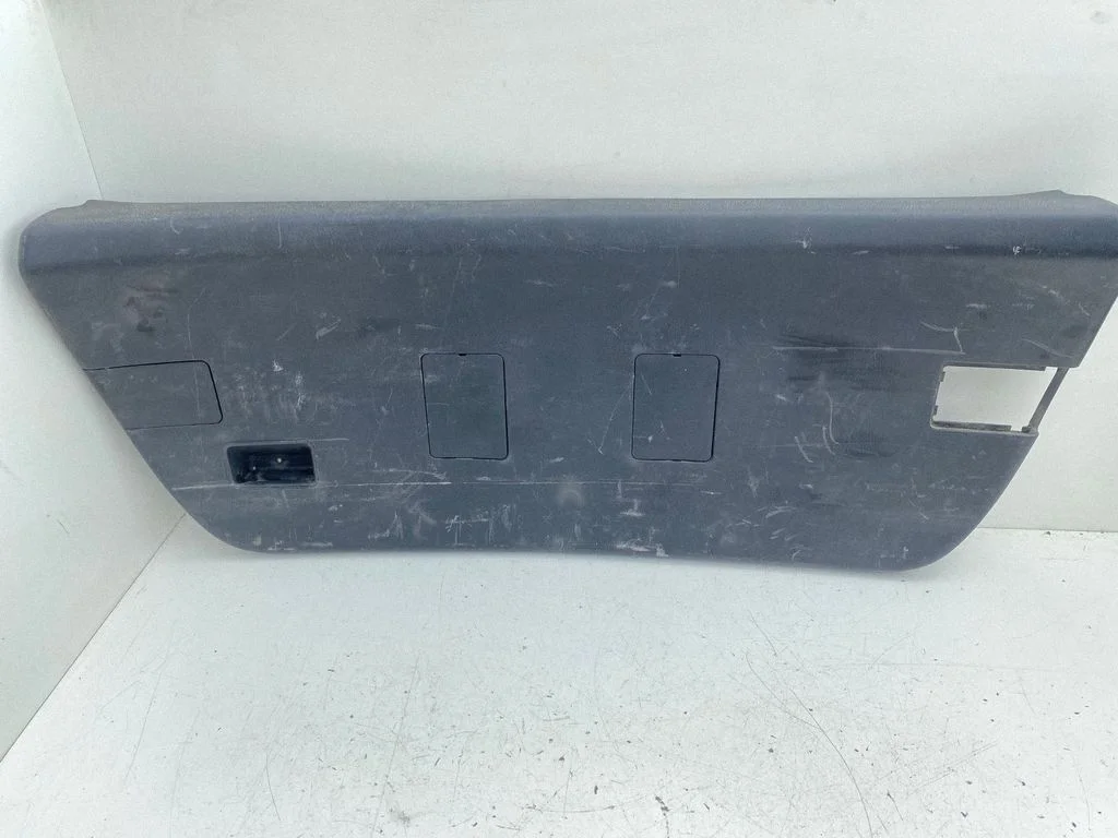 Aizmugurējā vāka apdare – Toyota Avensis T220 (2000-2003)