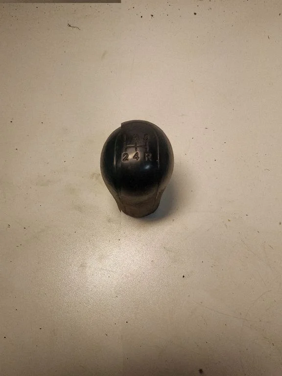 Gear lever shifter trim leather/knob – Toyota Avensis Verso (2001-2009)