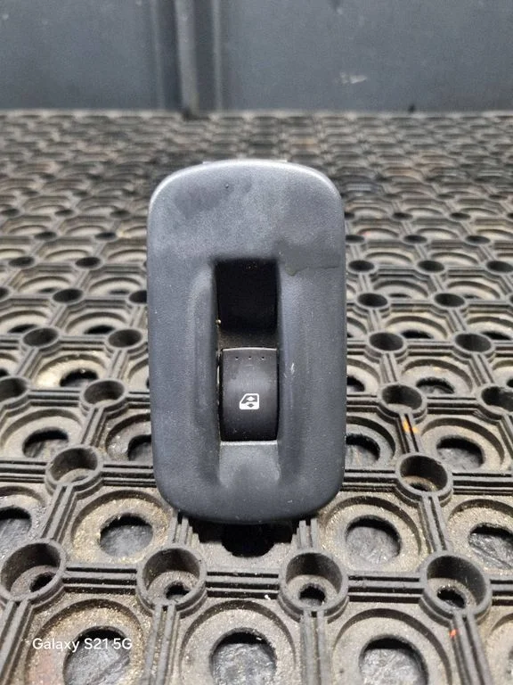 Electric window control switch 8200011870