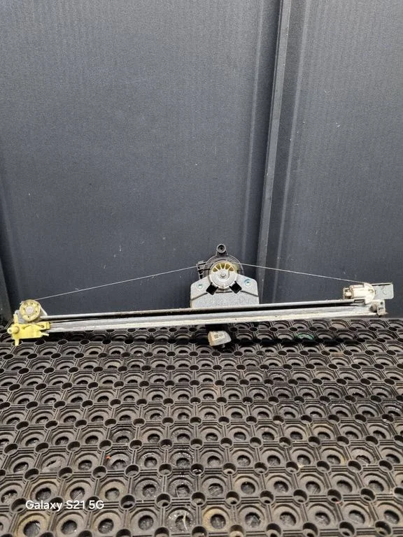 Front door window regulator with motor 37185000