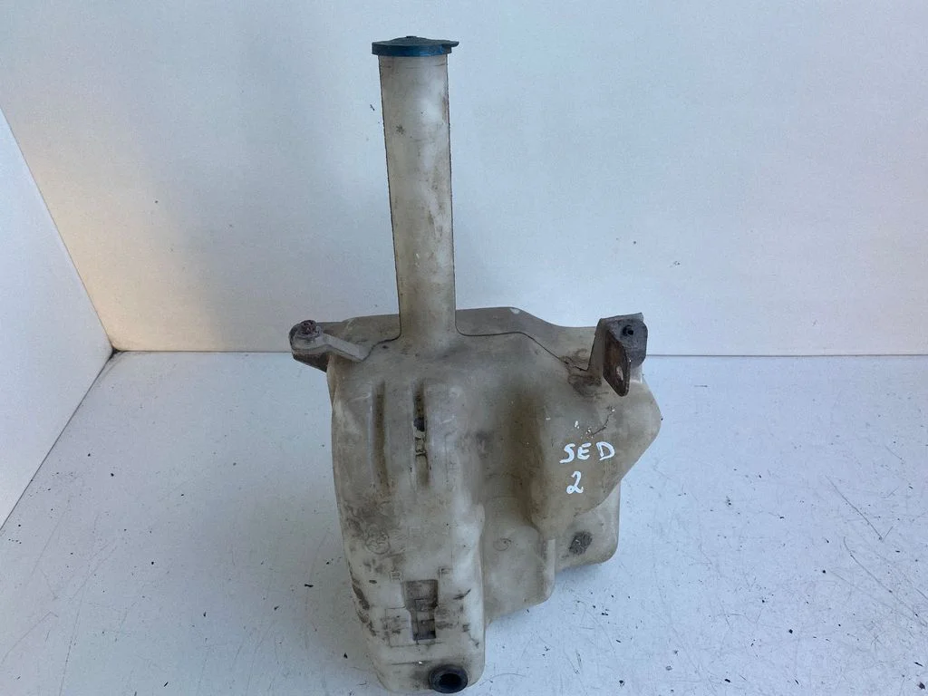 Windshield washer fluid reservoir/tank