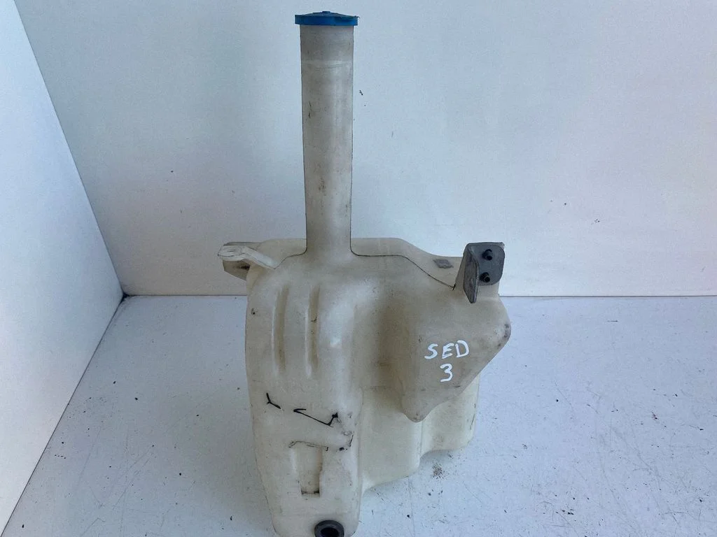 Windshield washer fluid reservoir/tank