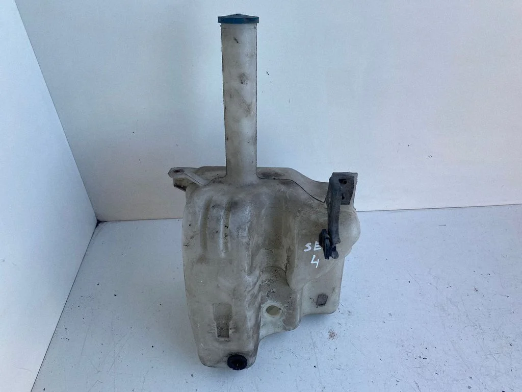 Windshield washer fluid reservoir/tank