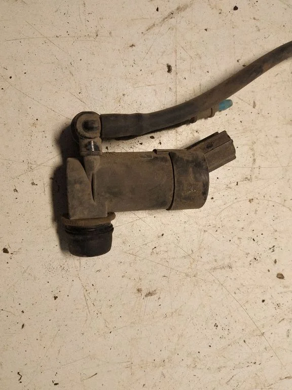 Windscreen/windshield washer pump – Volvo V70 (2005-2008)