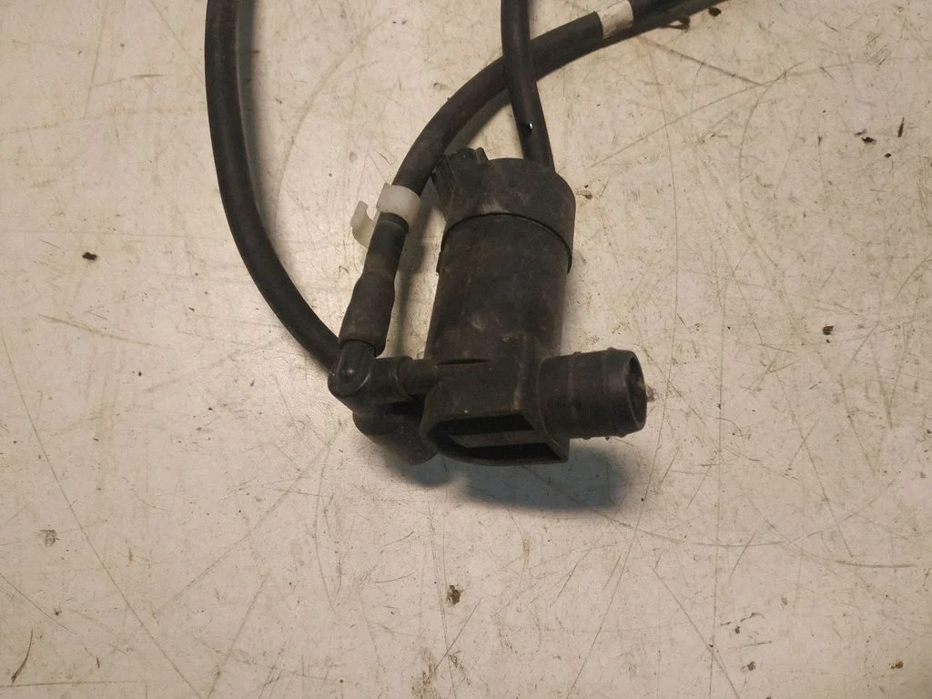 Klaasipesuvedeliku pump (klaaside) – Volvo V50 (2008-2012)