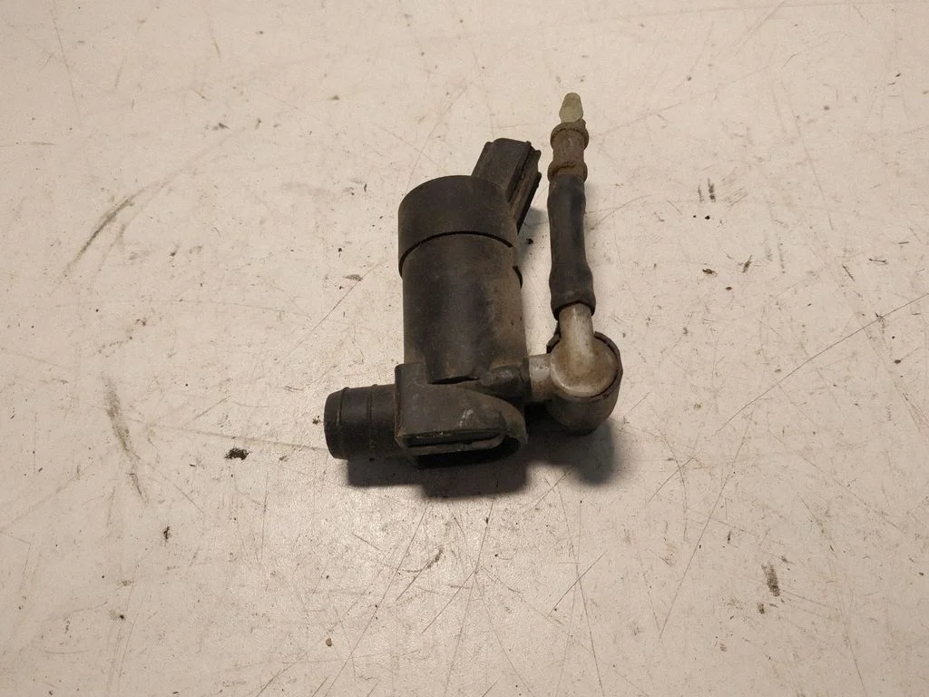 Windscreen/windshield washer pump – Volvo V70 (2005-2008)