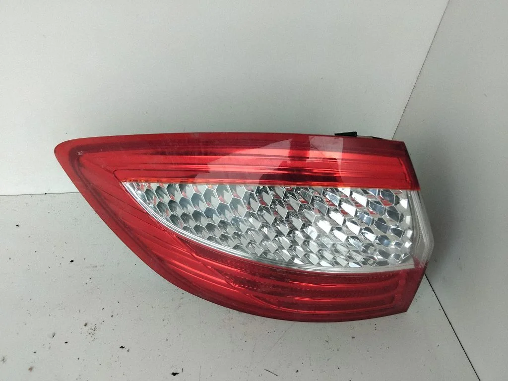Aizmugurējais lukturis virsbūvē – Ford Mondeo MK IV (2007-2014)