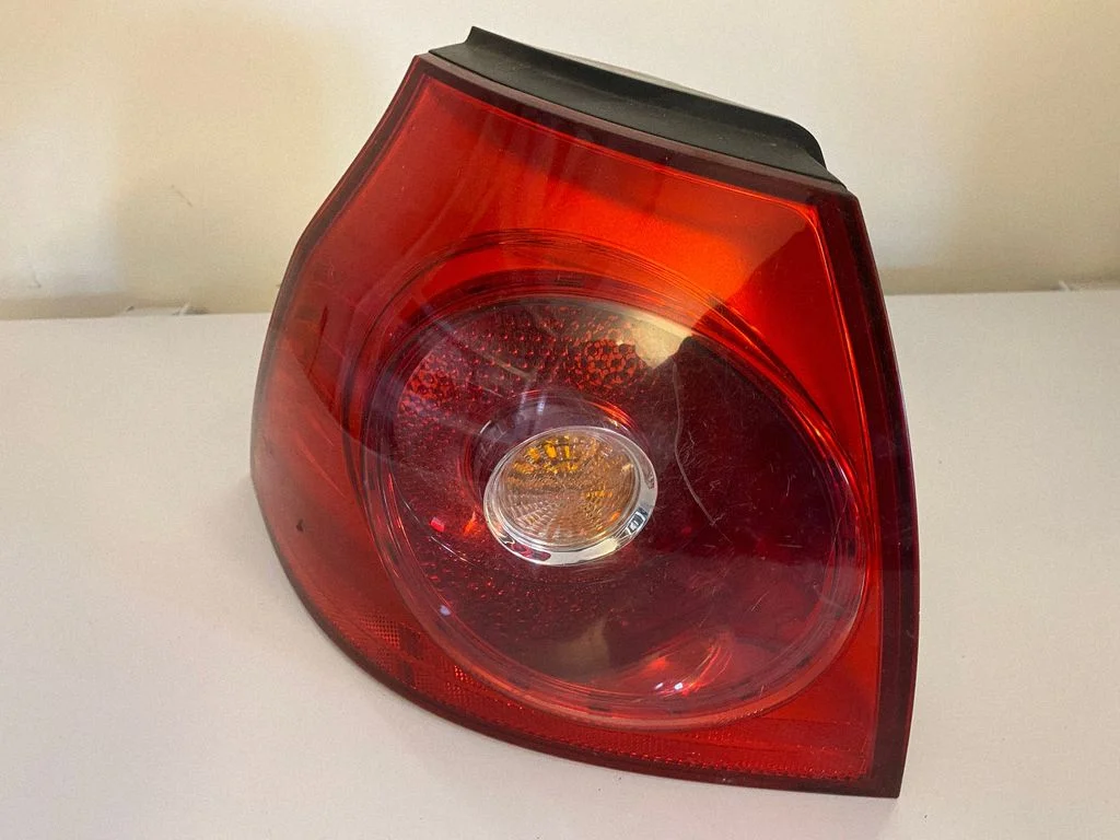 Lampa tylna w błotniku 4VFX13405AA