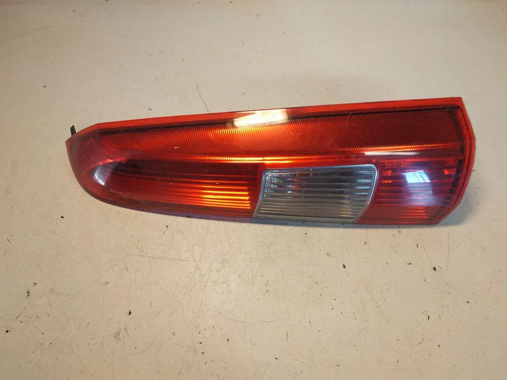 Lampa tylna w błotniku – Volvo V70 (2000-2004)