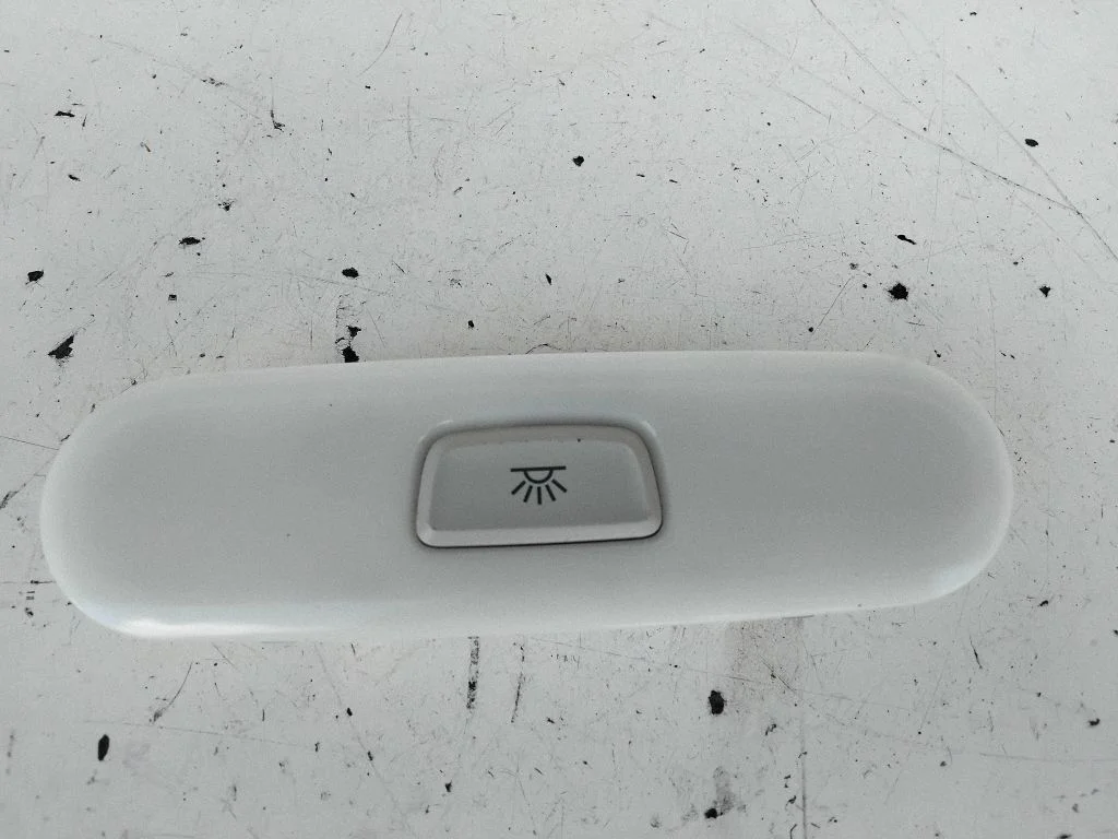 Aizmugurējo sēdvietu apgaismojuma lukturis 8T0947111