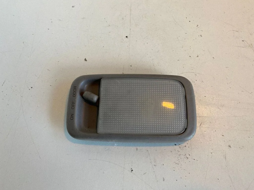 Esiistmete valgustustuli – Toyota Corolla Verso E110 (1997-2001)