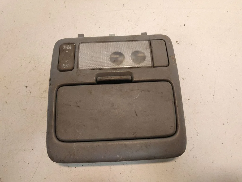 Priekšējo sēdvietu apgaismojuma lukturis – Toyota RAV 4 (XA20) (2000-2005)