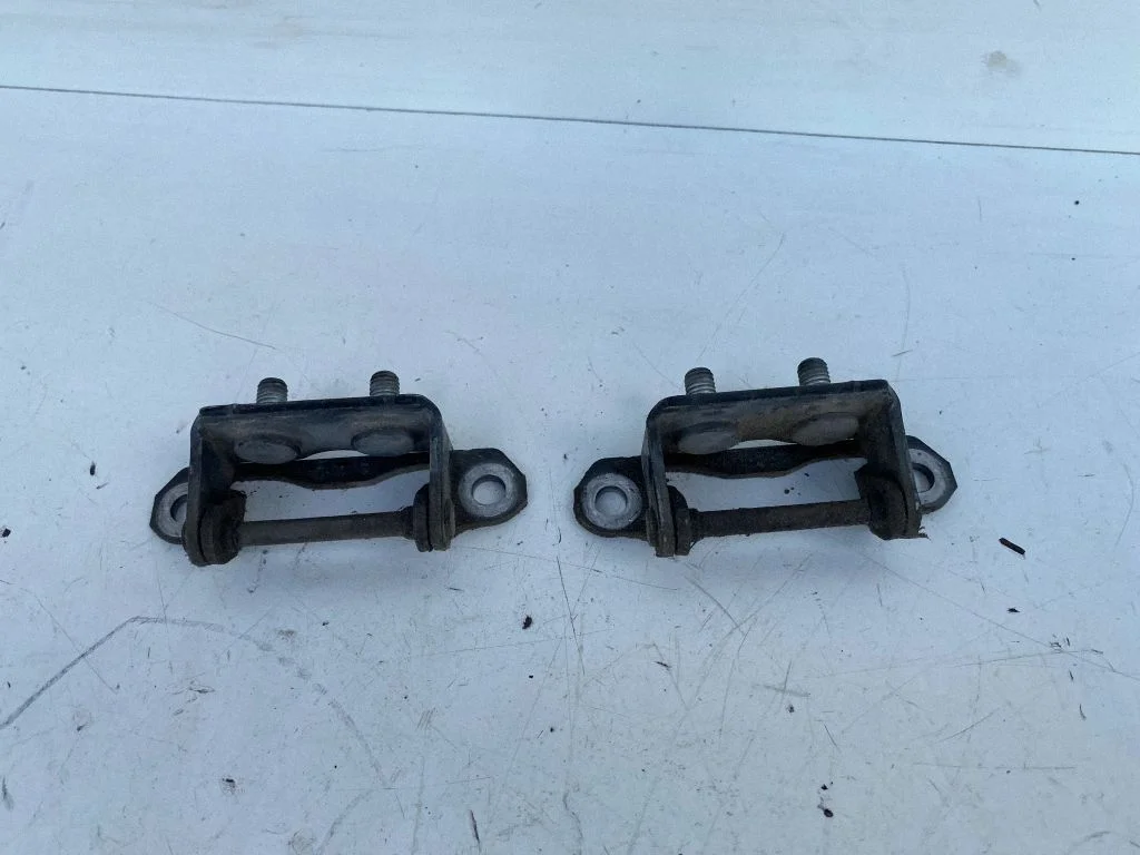 Tailgate/trunk/boot hinge