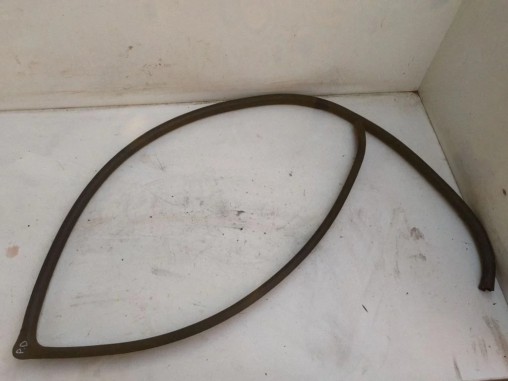Front door rubber seal – Toyota Avensis T250 (2003-2006)