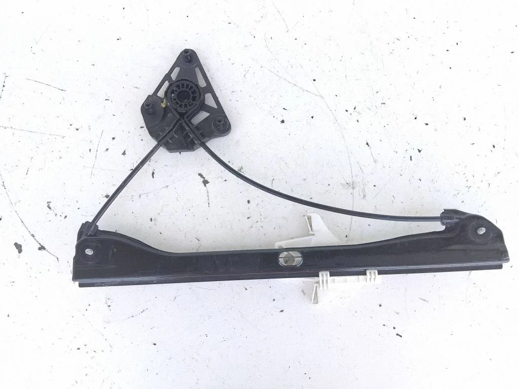 Aizmugurējā el. loga pacēlāja mehānisms bez motoriņa 122984C