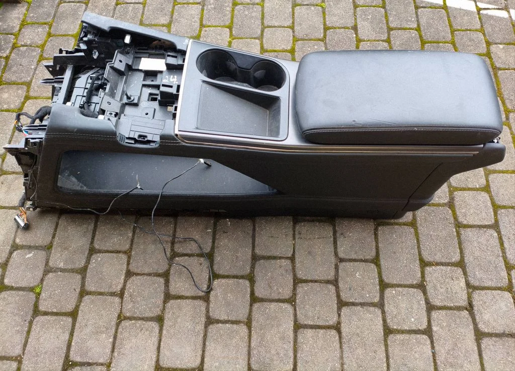 Center console P0080363 – NIO ES8 (2018-2023)