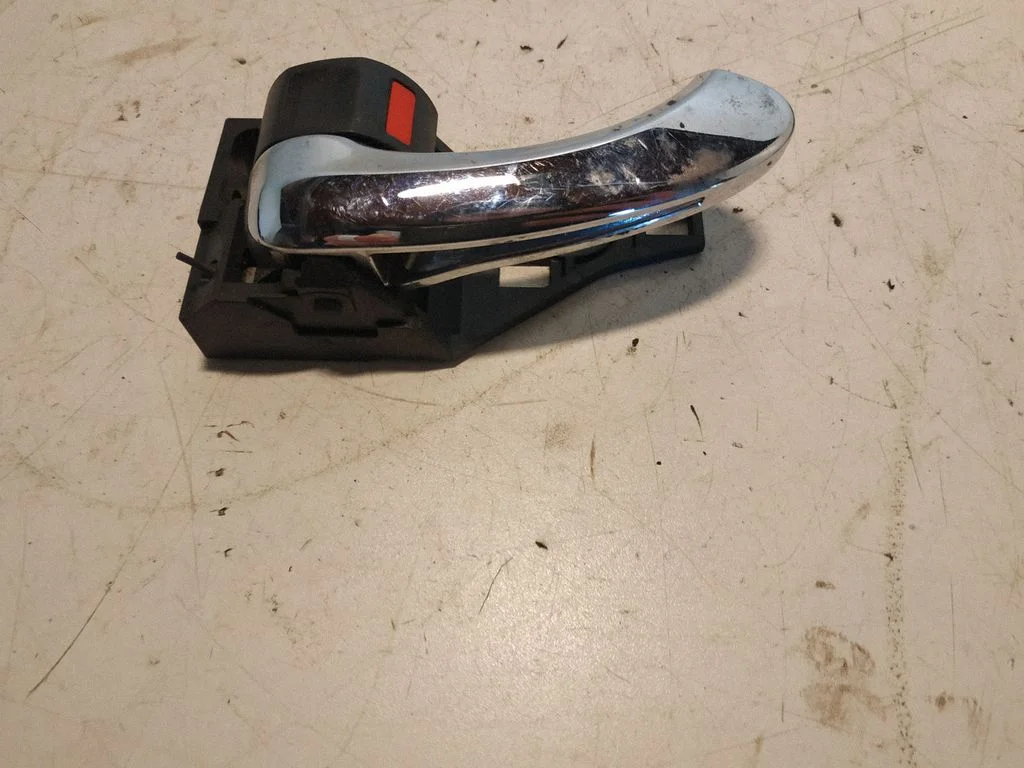 Eesmise ukse sisekäepide – vasak