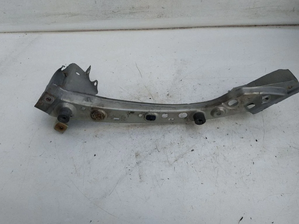 Front bodywork piece – Toyota Avensis T250 (2003-2006)
