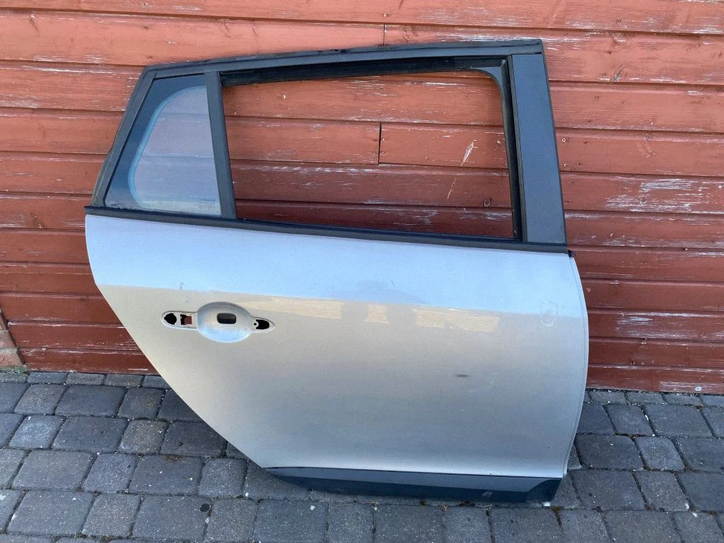 Rear door – right