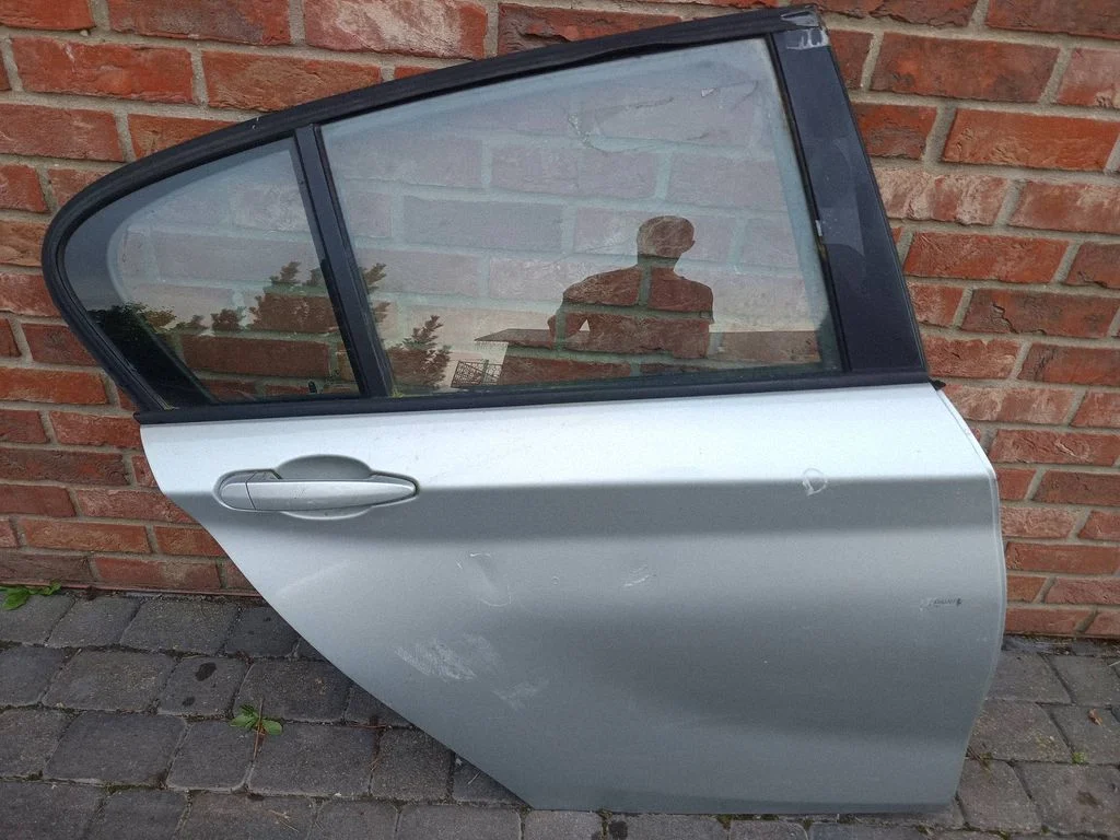 Rear door – rear right