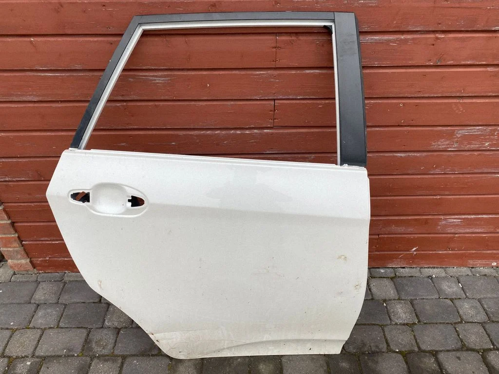 Aizmugurējās durvis – Toyota Verso-S (2011-2016), labā