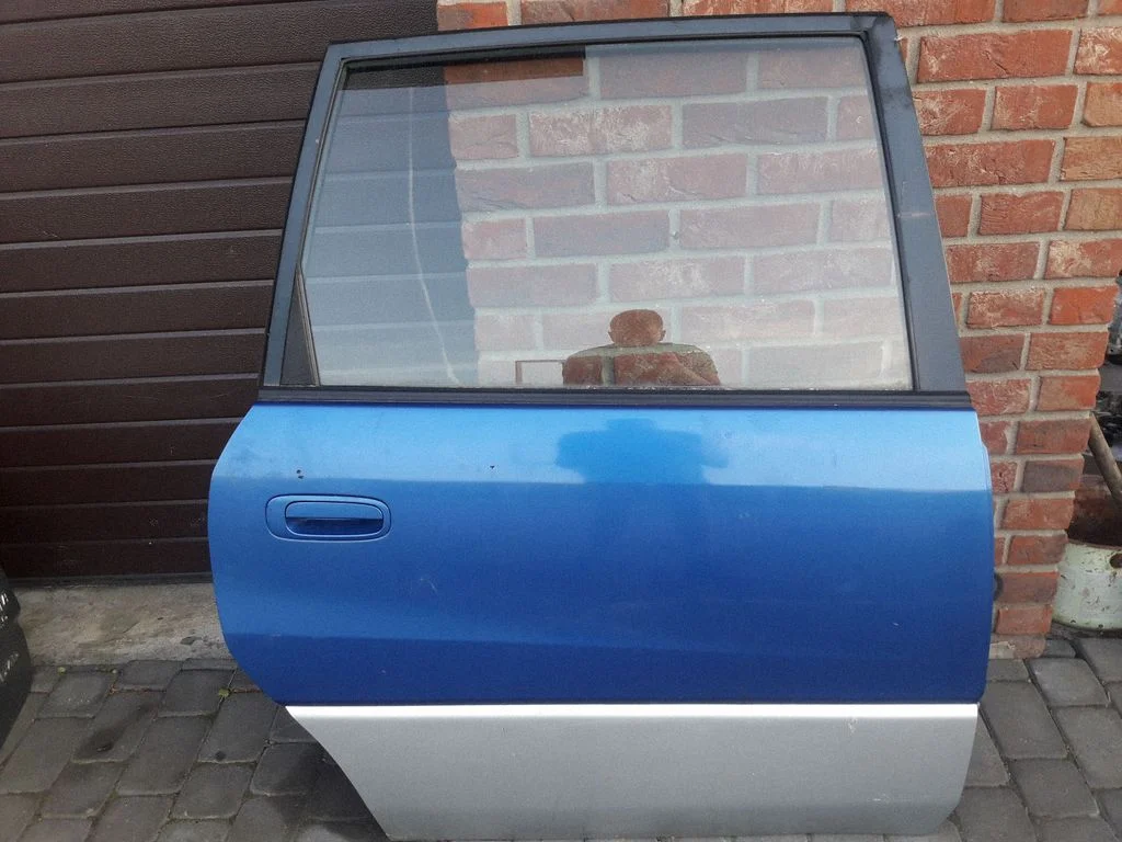 Rear door – right