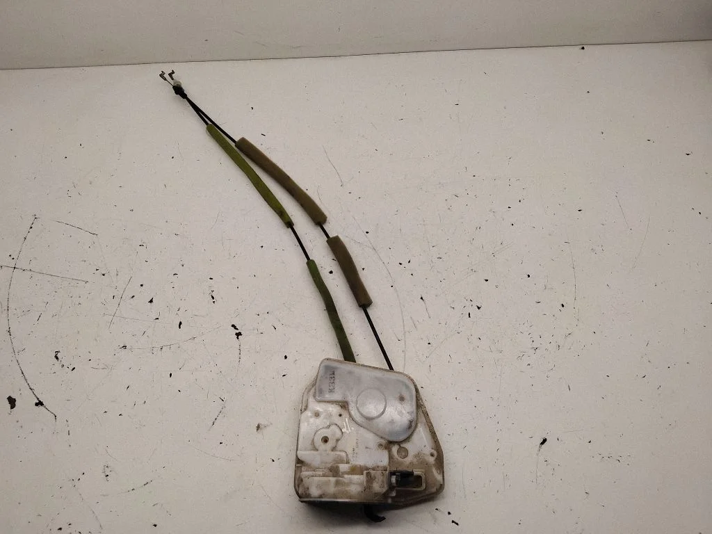 Rear door lock F96G01R1