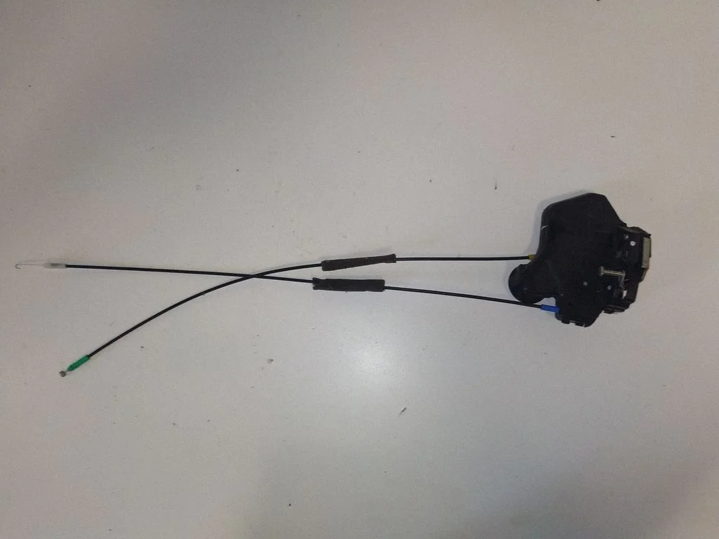 Aizmugurējo durvju slēdzene – kreisā