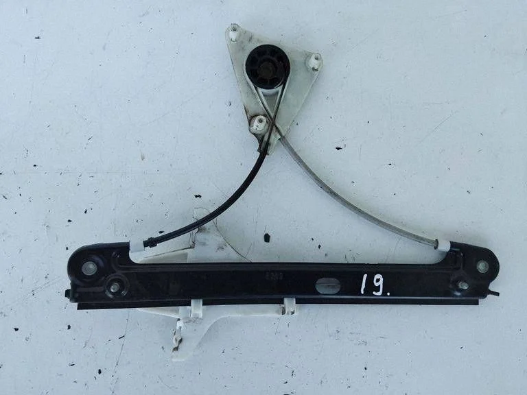 Aizmugurējā el. loga pacēlāja mehānisms bez motoriņa 6R4839461E
