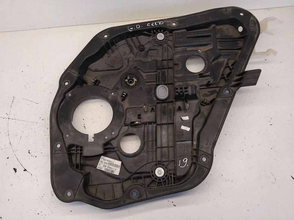 Rear window lifting mechanism without motor – KIA Ceed (2012-2018)