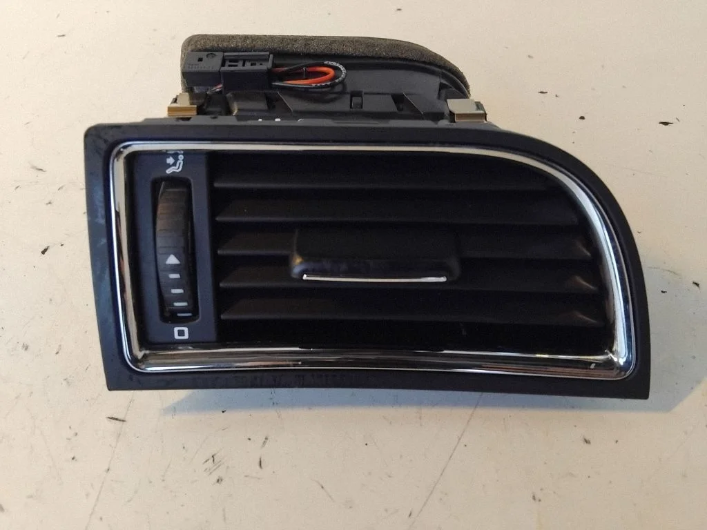 Dashboard side air vent grill/cover trim – Skoda Superb B6 (3T) (2008-2015)