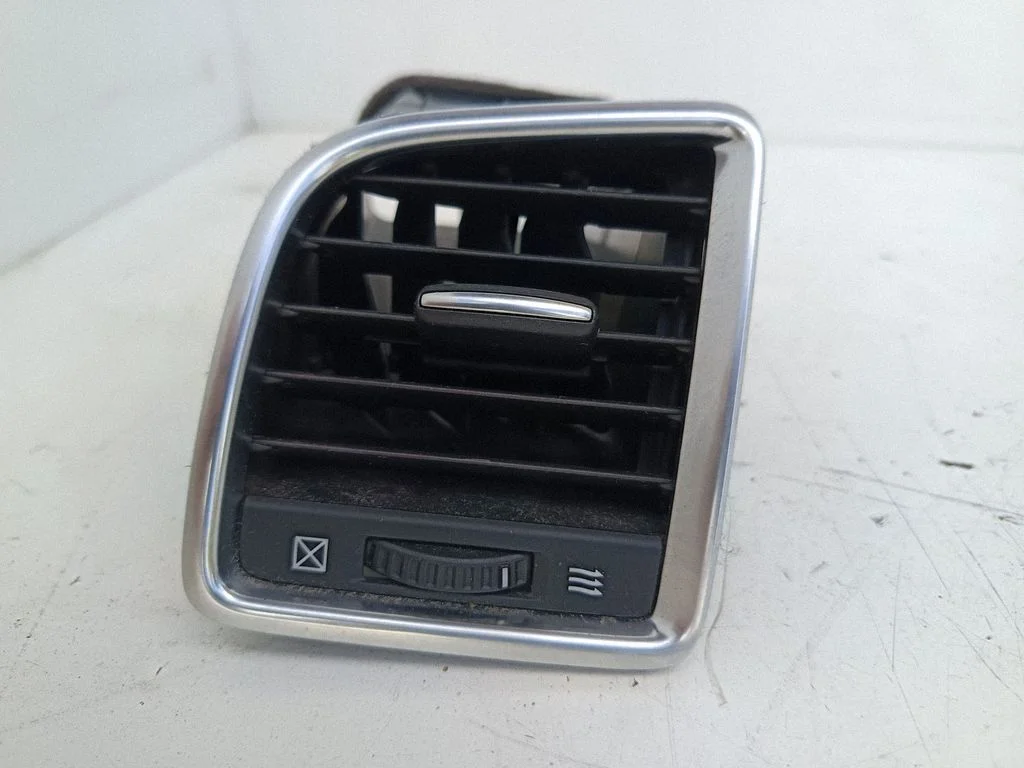 Dashboard side air vent grill/cover trim KD4564830