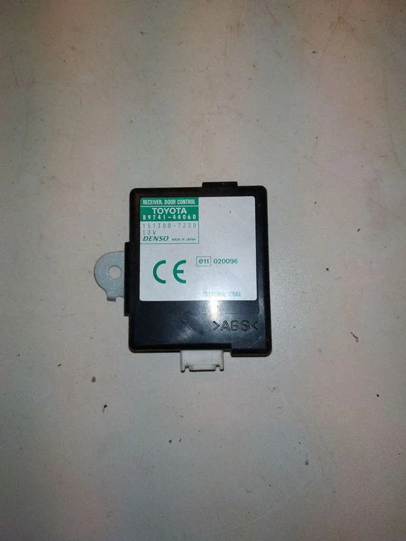 Door control unit/module – Toyota Avensis Verso (2001-2009)