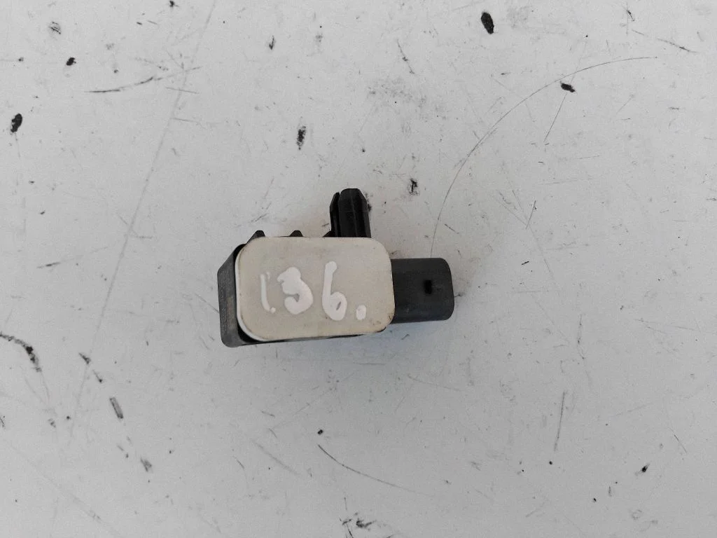 Drošības spilvenu trieciena sensors 6R0959351A