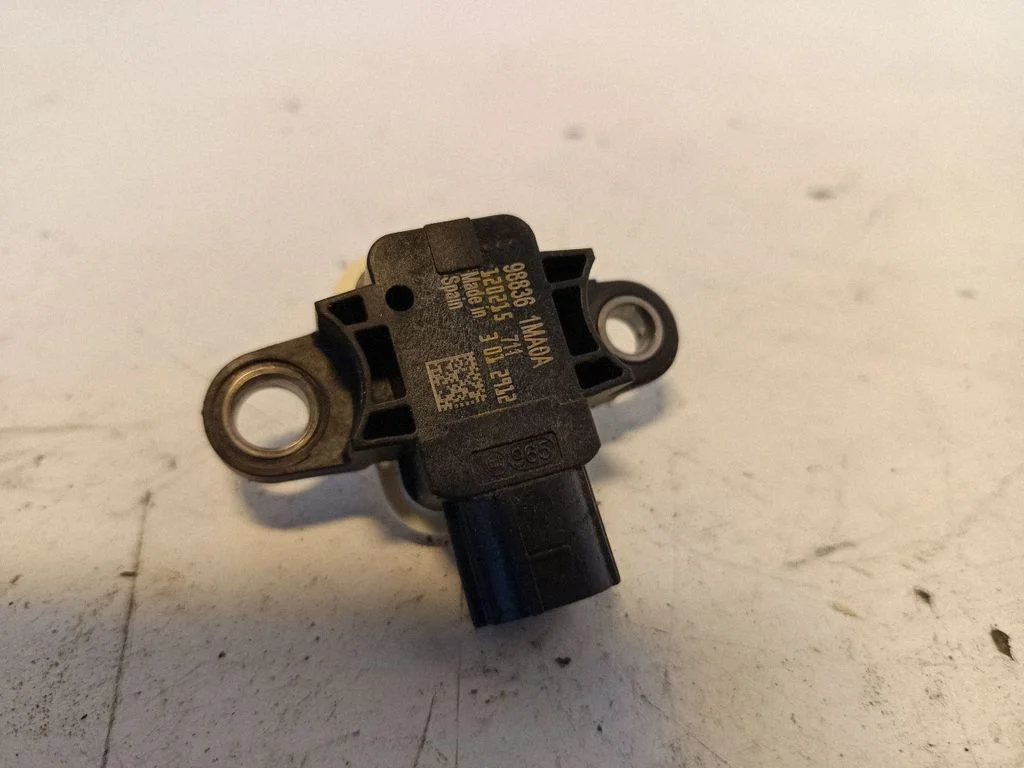 Drošības spilvenu trieciena sensors – Nissan Leaf I (ZE0) (2010-2017)